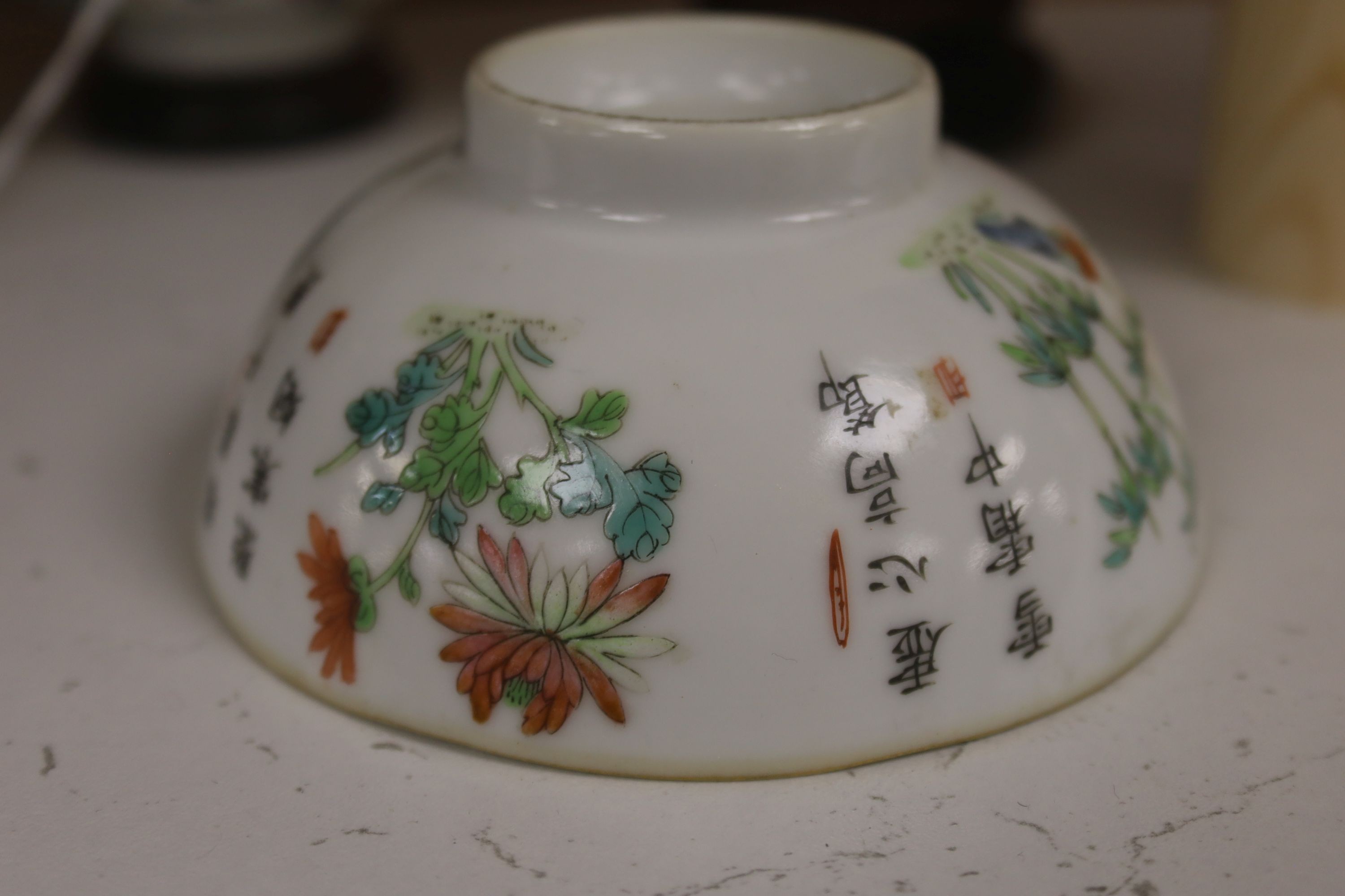 A pair of Chinese famille rose bowls on stands 11cm